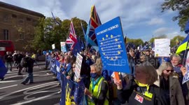 'Rejoin the EU' sing demonstrators during major pro-European march