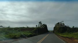 Viajar em uma estrada sinuosa com bastantes curvas no estado da bahia no Brasil