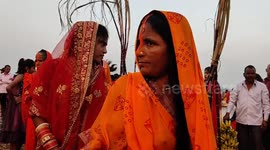 Northern India's Chhath Puja festival draws huge numbers after two-year pandemic break