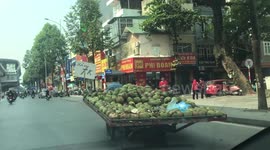 The strange tricycle carrying fruit stalls causes people to slow down and give way