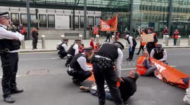 Just Stop Oil supporters blocked Victoria Street at the Department for Business, Energy and Industrial Strategy for a short time. The police arrested several people.