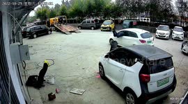 Driver jumps into car to stop it after it rolls off tow truck in China