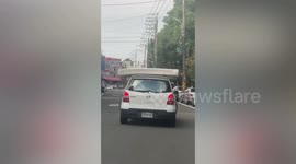 Hilarious moment family holds onto king-sized mattress positioned on car roof