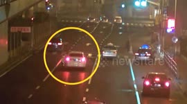 Allegedly drunk driver drags policeman for 1000m to avoid car check