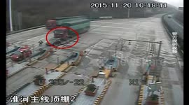 遇检查疯狂撞车冲岗 民警破窗制服“毒驾男”