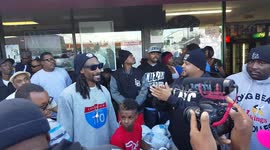 Snoop Dog gives away free turkeys to members of the public for Thanksgiving