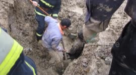 六旬老人不慎掉进泥潭 警民合力刨泥救人