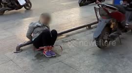 摊主怀疑女子是“惯偷” 将其绑在菜市门口
