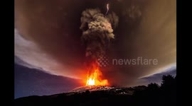 Incredible 'dirty' thunderstorm time-lapse on Mount Etna, Sicily