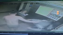 女子电梯遇“变态男” 丈夫出手一顿狠揍