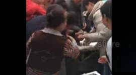艾滋病日 成都大妈疯抢避孕套