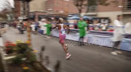 NYC Marathon Leaders Run Through Williamsburg Brooklyn as People Cheer Them On