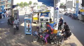 Indian youngsters caught in CCTV stealing 4 lac rupees from bike at petrol pump