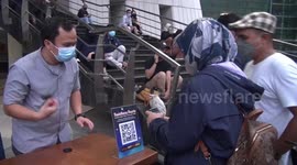 Rain does not dampen the enthusiasm of the public to see the total lunar eclipse in Ismail Park Marzuki Using a Mobile Phone