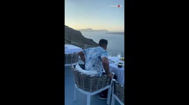 Greece: Guy makes his partner emotional with a romantic seaside proposal
