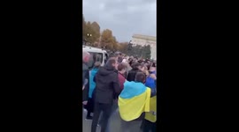 The joy of Kherson residents at the building of the regional administration.