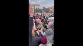 Ukrainian soldiers receive hero's welcome in Kherson