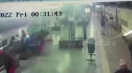 Vigilant cop saves man after he slips and falls while boarding moving train in eastern India