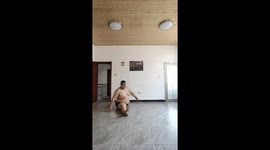 Chubby man performs amazing quick split