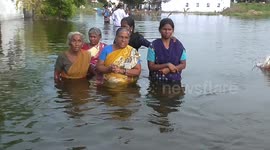 Heavy rains left many people homeless in India