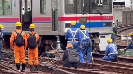 The train fell off the jack during repairs in Tokyo!