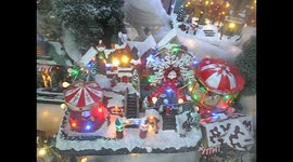 Giocattoli per bambini in movimento a tema Natalizio, in un negozio