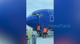Pilot reaches from cockpit to retrieve passenger's lost phone from ground crew