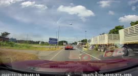 Police chase after truck 'carrying illegal migrant workers' in Thailand
