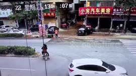 Sanitation worker narrowly avoids being crashed into by car in China