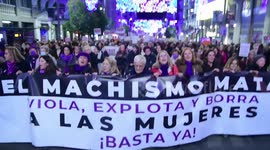Marcha dividida en Madrid, España en la protesta por el final de la violencia contra las mujeres