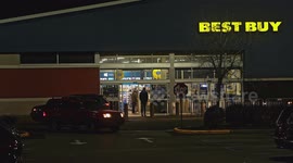 Shopping obsession: Americans queue outside Best Buy from 5 am to secure top discounts