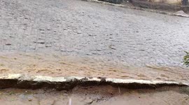 Chuva e muita água correndo na calçada, muito boa essa chuva