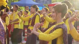 Thousands of residents perform worship dance for 225th anniversary of Thai province