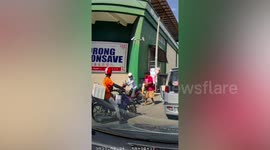Kind truck driver helps pick up and put on fallen motorcyclist's prosthetic leg in Malaysia