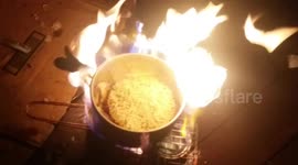I'm cooking ramen on a trip, but the fire is weak, so I'm trying to increase the firepower with a torch to increase the taste of fire as much as possible