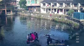 Brave Chinese man jumps into pond to rescue drowning woman after hearing cries for help while brushing his teeth