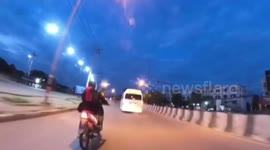 Motorbike cops chase suspect through fields and market in Thailand