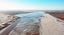 Drone footage showcases Yellow River freezing up in northern China
