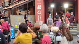 Malaysian coconut drink seller performs stunning performance to the street viewers