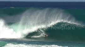 Surfers catch breathtaking waves at Hawaii's 'Banzai Pipeline'