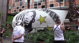 Newsflare Edit - Santos F.C fans pay tribute to King Pelé near his hospital in São Paulo, Brazil