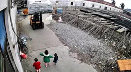Toddler protects younger siblings from oncoming forklift in China
