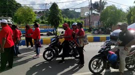 Thousands join in Santa Claus carnival parade in Indonesia
