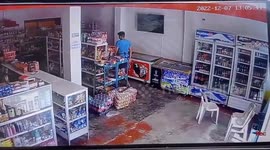 Magnitude 5.3 earthquake shakes shelves in grocery store in the Philippines