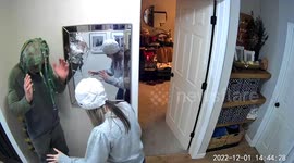 Husband hilariously scares wife, who breaks mirror with hammer due to fright