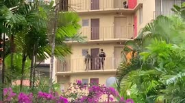 Police trying to get into units underneath the shooter | SWAT team in Waikiki at the hotel in front of shooters door  | GUN VIOLENCE | SWAT Police squad in Waikiki trying to solve the situation | standoff situation in Waikiki on Oahu | roads closed in Wai
