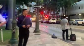Traffic chaotic in Waikiki | News stations trying to get best shot | SWAT team in Waikiki at the hotel in front of shooters door  | GUN VIOLENCE | SWAT Police squad in Waikiki trying to solve the situation | standoff situation in Waikiki on Oahu | roads c