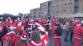 Hundreds of Santas begin SantaCon London 2022 pub crawl in Canary Wharf