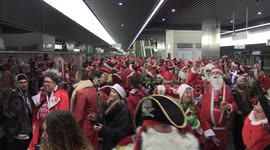 SantaCon 2022 London: Moment hundreds of Santas board Elizabeth line train at Canary Wharf