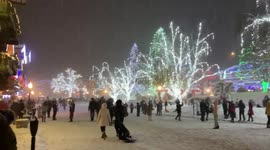 Snow adds magical touch to Christmas celebrations in Leavenworth, US